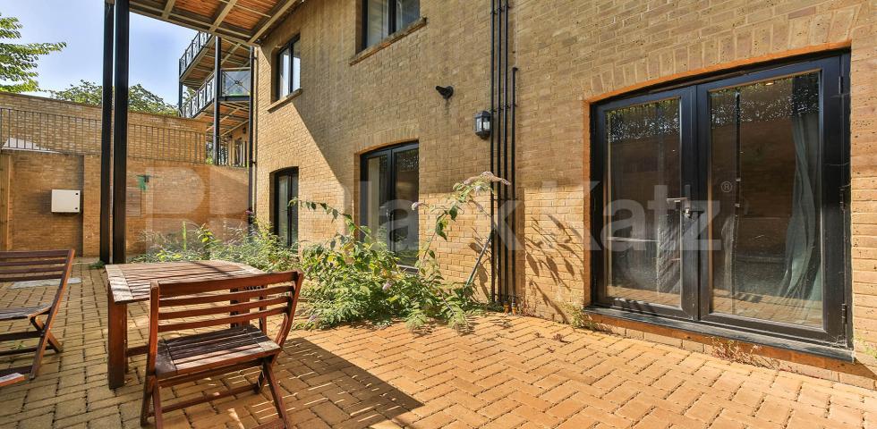 			3 Bedroom, 2 bath, 1 reception Apartment			 Huguenot Drive, Palmers Green